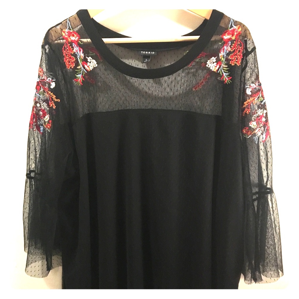 embroidered shirt w/ sweet sheer details 👀✨